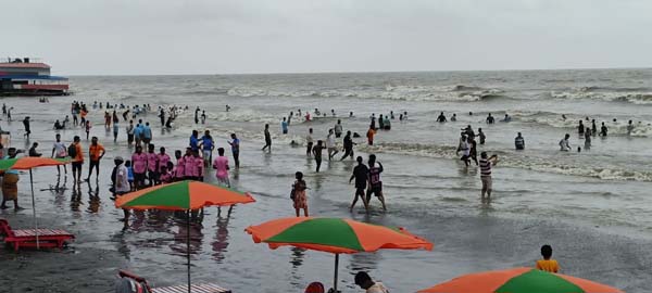 উত্তাল সমুদ্রে কুয়াকাটায় পর্যটকদের উল্লাস