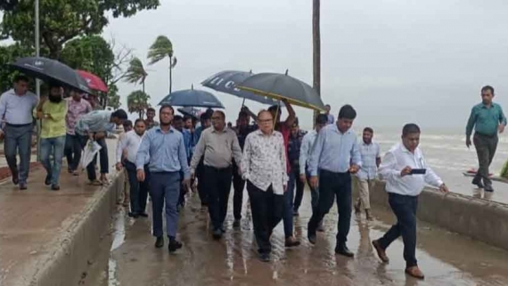 <small>খাসজমি নিয়ে টেকসই পরিকল্পনার আভাস</small> কুয়াকাটা সৈকতে উপদেষ্টা আলী ইমামের পরিদর্শন