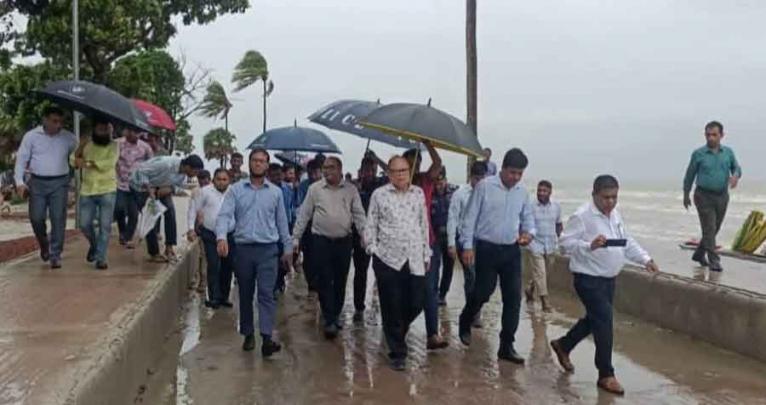 কুয়াকাটা সমুদ্র সৈকত পরিদর্শন করলেন খাদ্য ও ভূমি উপদেষ্ঠা
