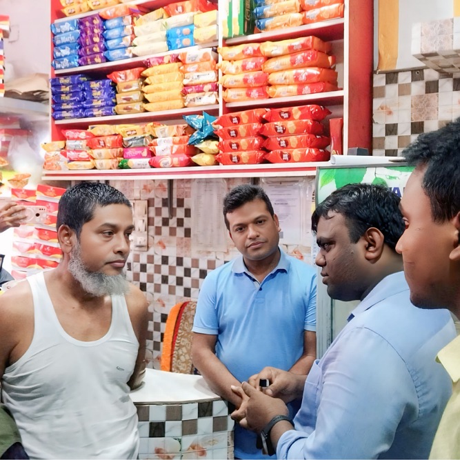 ভ্রাম্যমাণ আদালত পরিচালনার সময় ছবিটি তোলা হয়েছে।