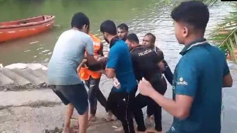 সহস্রধারার লেকে নিখোঁজ তাসিনের মরদেহ উদ্ধার করছে ফায়ার সার্ভিসের ডুবুরি দল।