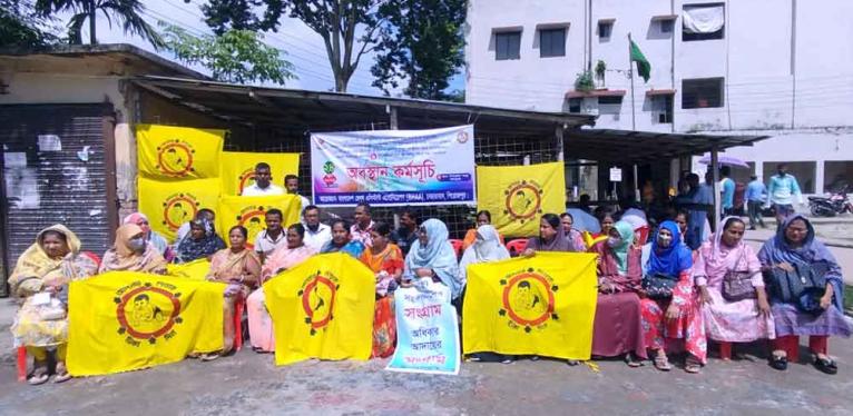 নেছারাবাদে স্বাস্থ্য সহকারীরা ৬ দফা দাবিতে উপজেলা স্বাস্থ্য কমপ্লেক্সের সামনে অবস্থান কর্মসূচিতে অংশগ্রহণ।