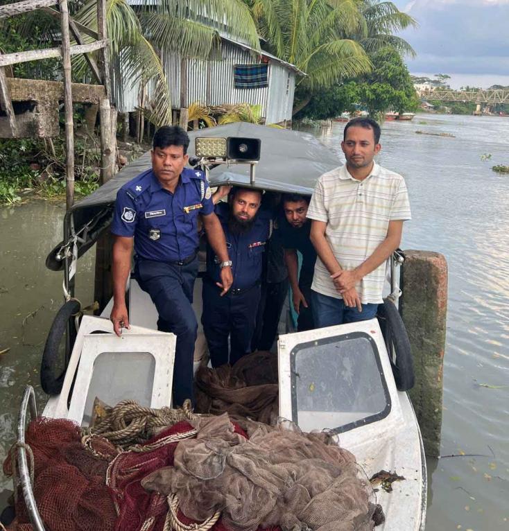 কঁচা নদী থেকে জব্দ করা নিষিদ্ধ বেহুন্দি জাল থানায় নিয়ে যাচ্ছেন মৎস্য বিভাগ ও পুলিশ সদস্যরা।