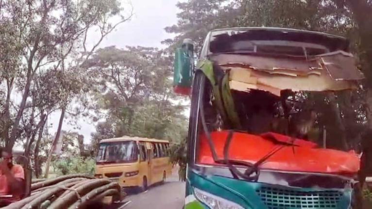 গোপালগঞ্জে ভয়াবহ চতুর্মুখী সংঘর্ষে দুমড়ে-মুচড়ে যাওয়া যাত্রীবাহী বাসের সামনের অংশ। শনিবার দিবাগত রাতে গোপীনাথপুর বাসস্ট্যান্ড এলাকায় এই দুর্ঘটনায় পুলিশ সদস্যসহ দুইজন নিহত ও অন্তত ২০ জন আহত হন। ছবি: সাগরকন্যা