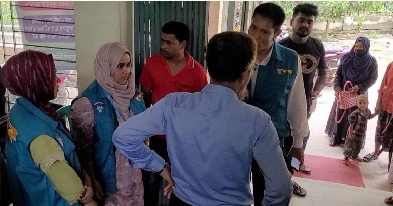 দুদকের টিম নওগাঁ নির্বাচন কার্যালয়ে অভিযান পরিচালনা করছে।