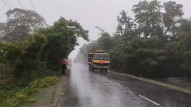 <small>লঘুচাপের প্রভাবে উপকূলজুড়ে বৃষ্টিপাত</small> পায়রাসহ ৪ সমুদ্র বন্দরে ৩ নম্বর সতর্ক সংকেত