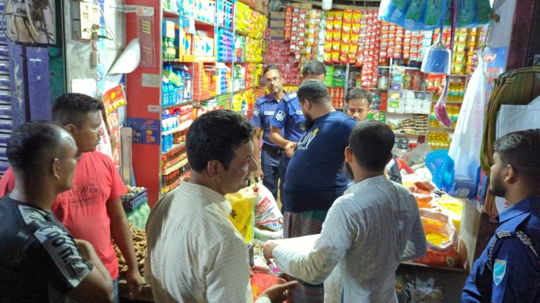 নগরকান্দায় ভ্রাম্যমাণ আদালতের অভিযানে নকল সিগারেট ও নিষিদ্ধ পলিথিন জব্দ—অভিযান পরিচালনায় প্রশাসনের সঙ্গে ছিলেন পুলিশ সদস্যরা।