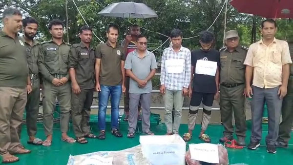 সুন্দরবনে হরিণের মাংসসহ দুই পাচারকারীকে আটক