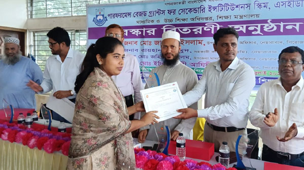 নেছারাবাদে শিক্ষার্থীদের মাঝে এসইডিপির পুরস্কার বিতরণ