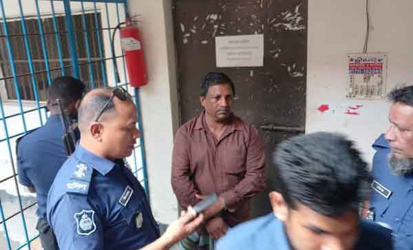 এয়ারগানসহ গ্রেফতার হওয়ার পর পুলিশ হেফাজতে মো. জাকির হোসেন ওরফে নিজাম