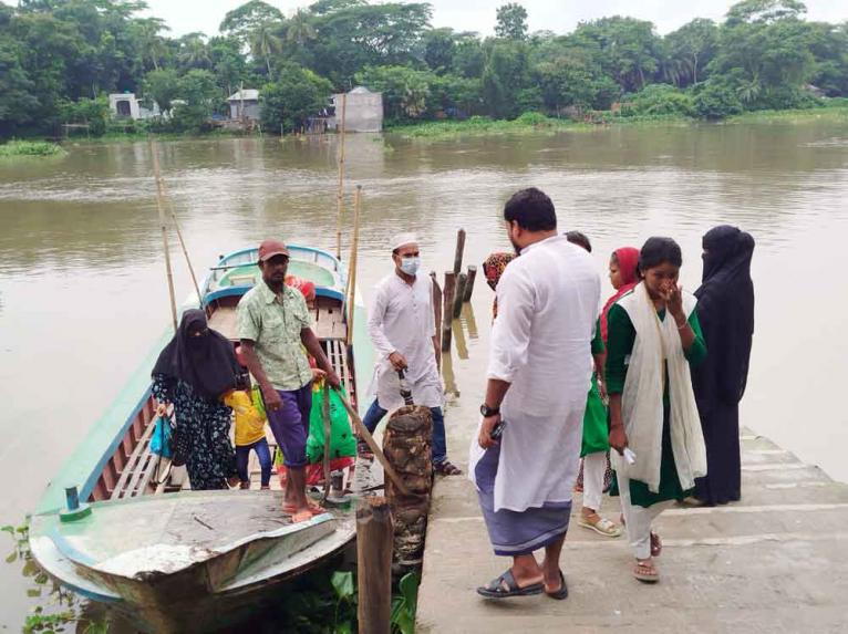 এভাবেই ছোট খেয়া নৌকায় জীবনের ঝুঁকি নিয়ে নানা বয়সের মানুষ পারপার হচ্ছে সন্ধ্যা নদী