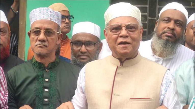 পটুয়াখালী প্রেসক্লাবের সামনে বক্তব্য রাখছেন বিএনপির কেন্দ্রীয় ভাইস চেয়ারম্যান এয়ার ভাইস মার্শাল (অব.) আলতাফ হোসেন চৌধুরী