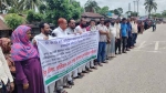 আমতলীতে ইউপি সচিবের শাস্তির দাবিতে মানববন্ধন
