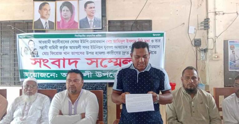 বরগুনা জেলা যুবদলের সদস্য মো. হেলাল প্যাদা লিখিত বক্তব্যে দিচ্ছেন