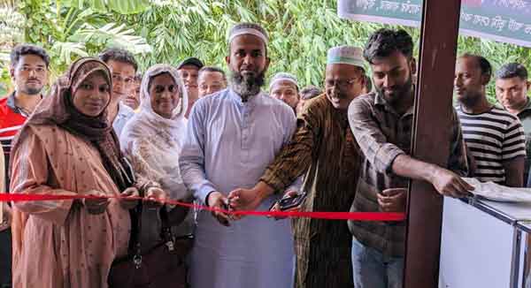 বাবুগঞ্জে ভূমিসেবা সহায়তা কেন্দ্রের উদ্বোধন করছেন উপজেলা নির্বাহী অফিসার ফারুক আহমেদ।