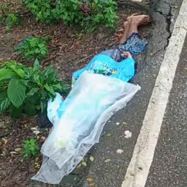 রাস্তার পাশে পড়ে থাকা মোটরসাইকেল আরোহী মো. হাবিবুল্লাহ-এর মৃতদেহ
