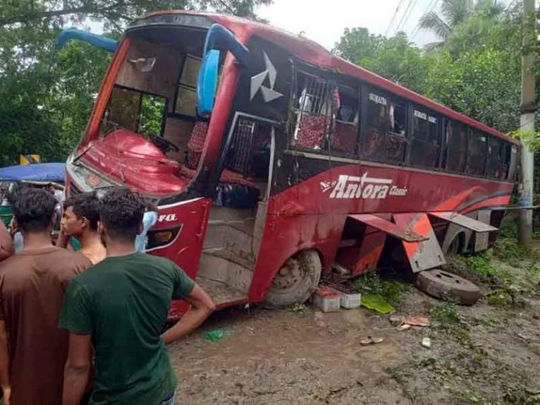 দুর্ঘটনা কবলিত বাস