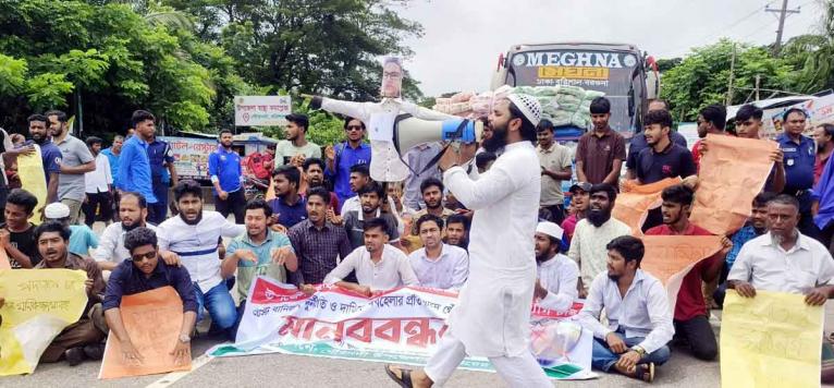 প্রশাসন সরিয়ে দিতে চাইলে বিক্ষোভকারীরা সড়কে বসে ও শুয়ে পড়ে এভাবে অবরোধ চালিয়ে যান।