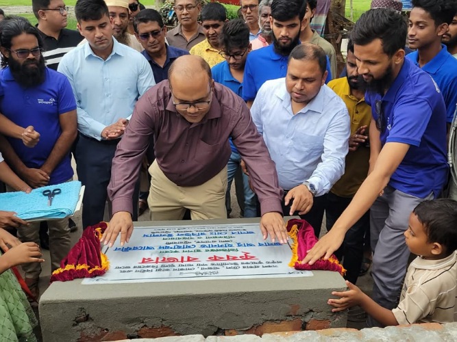 জেলা প্রশাসক আবু হাসনাত মো. আরেফিন কলাপাড়ায় কৃষক বাজারের ভিত্তিপ্রস্তর স্থাপন করছেন। পাশে ইউএনও মো. রবিউল ইসলাম ও অন্যান্য কর্মকর্তাবৃন্দ।