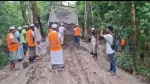 <small>ইসলামী আন্দোলনের নেতাকর্মীদের উদ্যোগ</small> রাঙ্গাবালীর চরমোন্তাজে স্বেচ্ছাশ্রমে ভাঙা সড়ক সংস্কার
