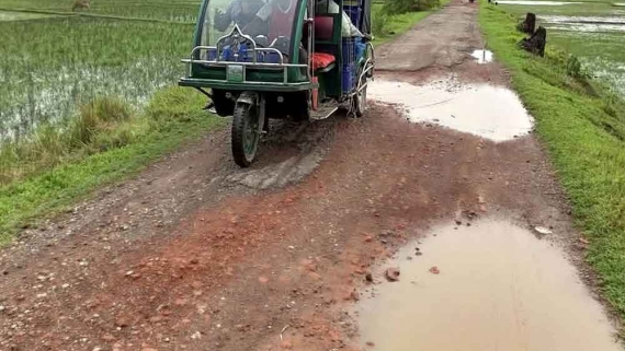 কলাপাড়ায় ৫ কিমি সড়ক বেহাল, ১৯ গ্রামের ভোগান্তি চরমে