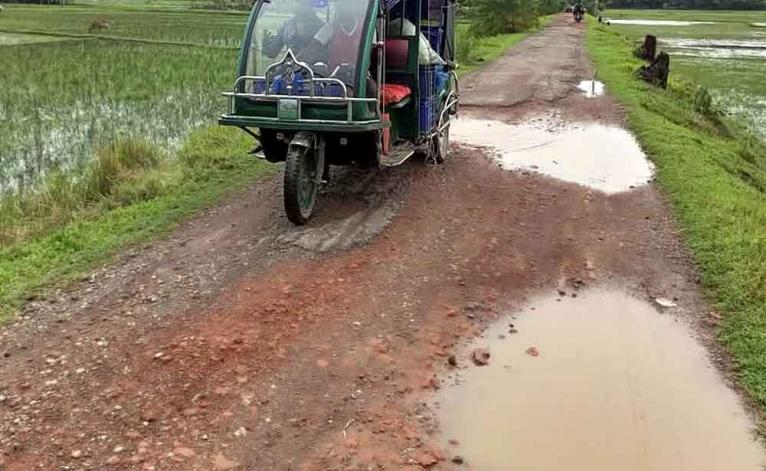 খানা-খন্দে একাকার কলাপাড়ার তুলাতলী পক্ষিয়াপাড়া সড়ক