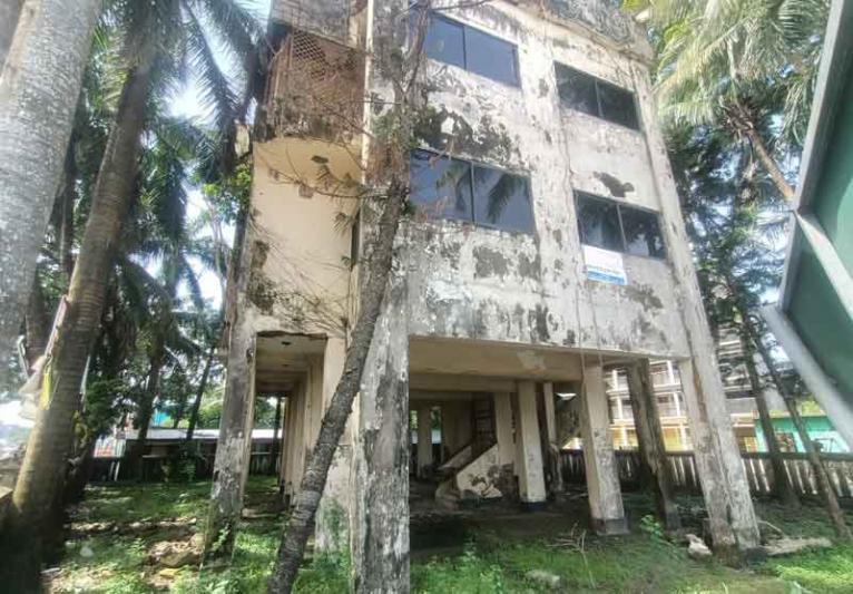 ঝুঁকিপূর্ণ সাইক্লোন শেল্টার কাম এলজিইডির সেই বাংলোটি
