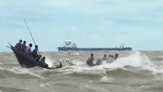 বঙ্গোপসাগরে ৭ জেলেসহ মাছধরা ট্রলার ডুবি