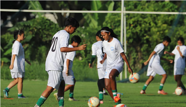 মিয়ানমায়ারের বিপক্ষে গুরুত্বপূর্ণ ম্যাচ সামনে রেখে অনুশীলনে বাংলাদেশের মেয়েরা।