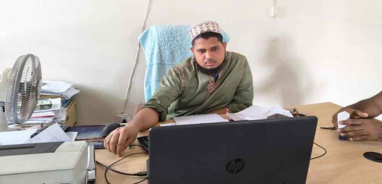 ইউনিয়ন ভূমি কর্মকর্তার চেয়ারে বসে এভাবেই সরকারি ল্যাপটপে দাপ্তরিক কাজ করছেন কম্পিউটার ব্যবসায়ী নাজিম