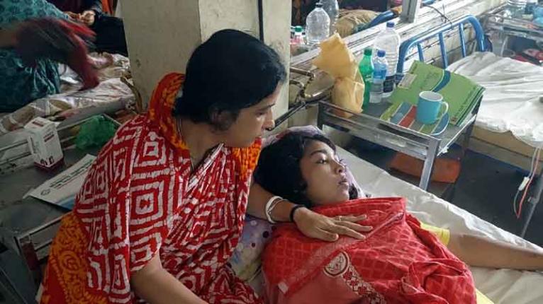 পটুয়াখালী মেডিকেলে জয়ত্রী’র চিকিৎসাধীন থাকাকালে ছবিটি তোলা হয়েছে।