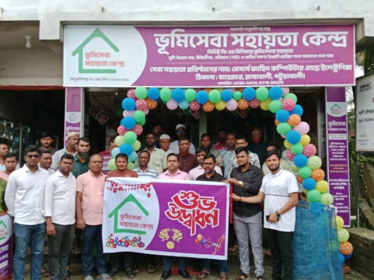 উপজেলা নির্বাহী কর্মকর্তা রাজীব দাশ পুরকায়স্থ ফিতা কেটে কেন্দ্রটির আনুষ্ঠানিক উদ্বোধন করেন।