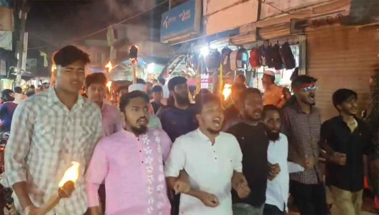 কলাপাড়ায় অনুষ্ঠিত মশাল মিছিলের একাংশ