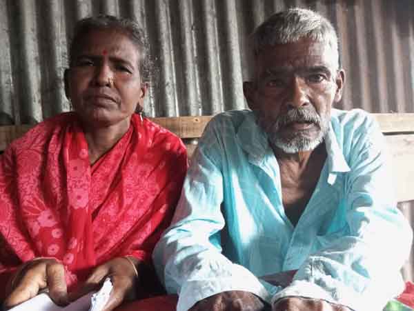 প্রতারণার শিকার হওয়া পরিবারের সদস্যরা