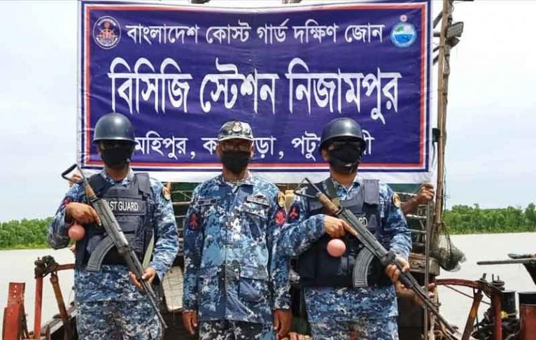 মহিপুরে তিনটি অবৈধ ট্রলিং বোট জব্দ