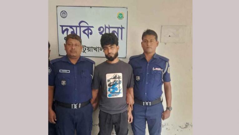 দুমকিতে ক্রেতা সেজে প্রতারণার দায়ে যুবক আটক