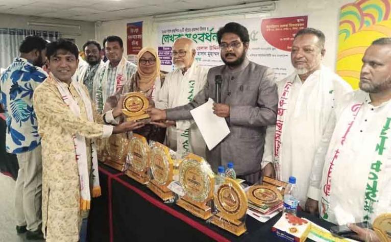পিরোজপুরের শামসুদ্দোহা পেলেন বর্ষসেরা লেখক অ্যাওয়ার্ড