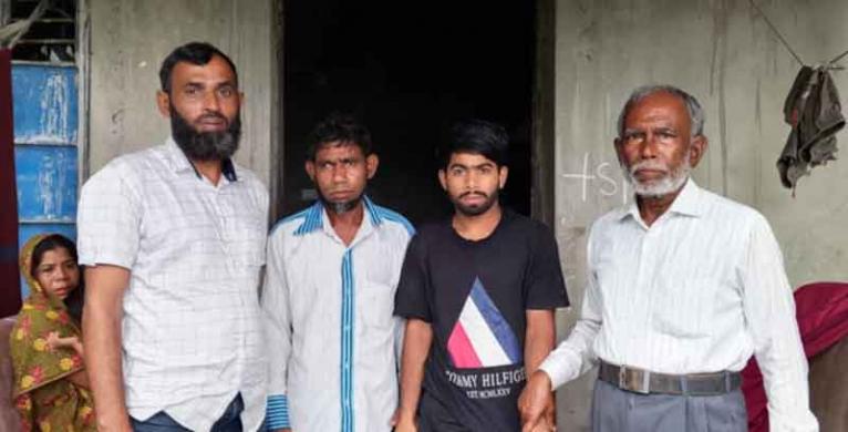 দুমকিতে বখাটে ছেলেকে পুলিশে দিলেন বাবা!