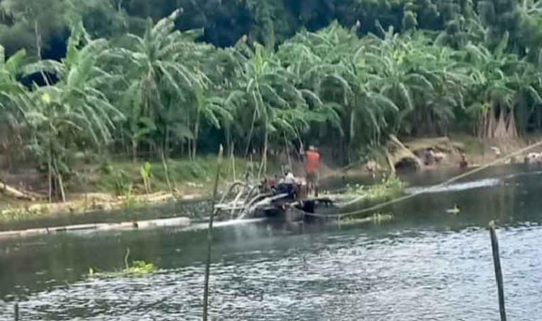 কুমার নদে বালু উত্তোলনে আতঙ্কে এলাকাবাসী