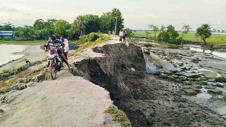 কলাপাড়ায় বেড়িবাঁধ ভাঙনের শঙ্কায় নির্ঘুম রাত কাটছে হাজারো মানুষের