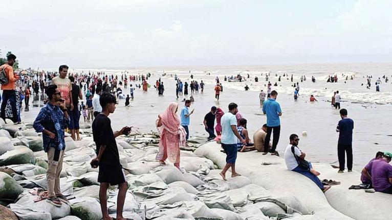 পর্যটকের ঢলে প্রাণচাঞ্চল্য কুয়াকাটায়