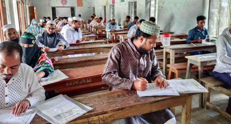 খেপুপাড়া নেছারউদ্দিন কামিল মাদ্রাসায় শিক্ষক-কর্মচারী নিয়োগ পরীক্ষার্থীদের একাংশ