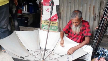 বর্ষায় পুরনো ছাতায় নতুন ব্যস্ততা আগৈলঝাড়ায়