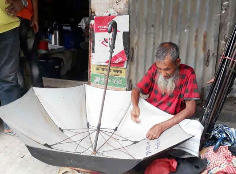 আগৈলঝাড়ায় অতি বর্ষণে বেড়েছে ছাতার কদর