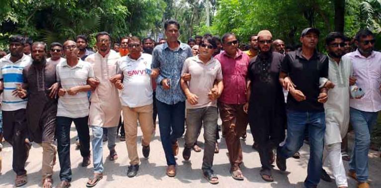 নিজ দলের নেতাদের আসামি, তালতলীতে বিএনপির বিক্ষোভ