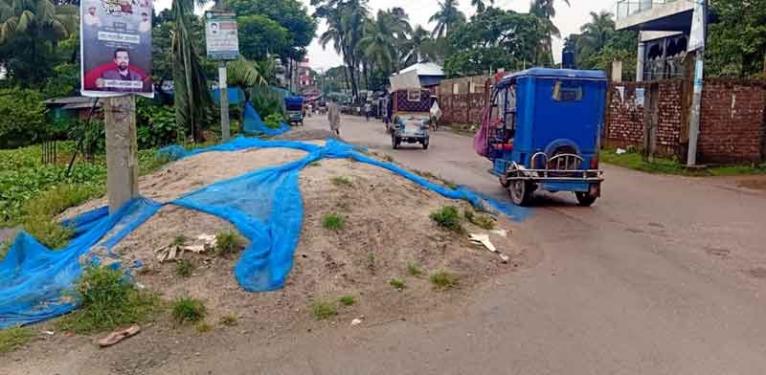 আমতলীতে সড়কে নির্মাণ সামগ্রী, ভোগান্তিতে হাজারো মানুষ