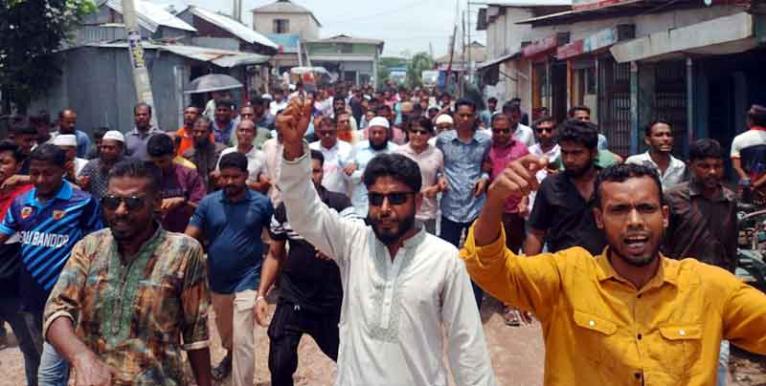 নিজ দলের নেতাদের আসামি, তালতলীতে বিএনপির বিক্ষোভ