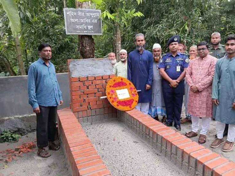 বাবুগঞ্জে তিন শহীদের কবরে শ্রদ্ধা জানালো প্রশাসন
