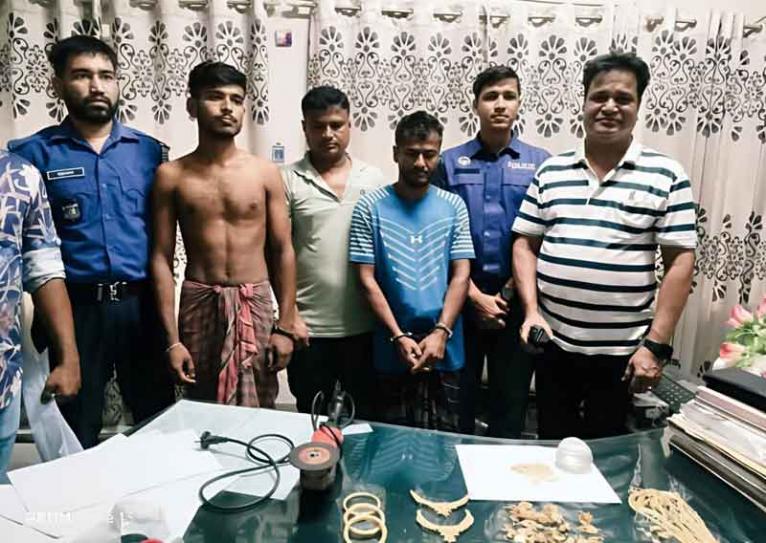 চিতলমারীতে ৩৪ ভরি স্বর্ণসহ তিনজন গ্রেফতার