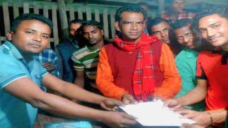 মতিয়ার রহমান মোড়ল (ছবিতে গলায় মাফলার পেঁচানো)
